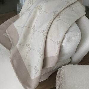 New! VERY RARE Venus et Fleur 100% Wool Beige and Cream Throw Blanket